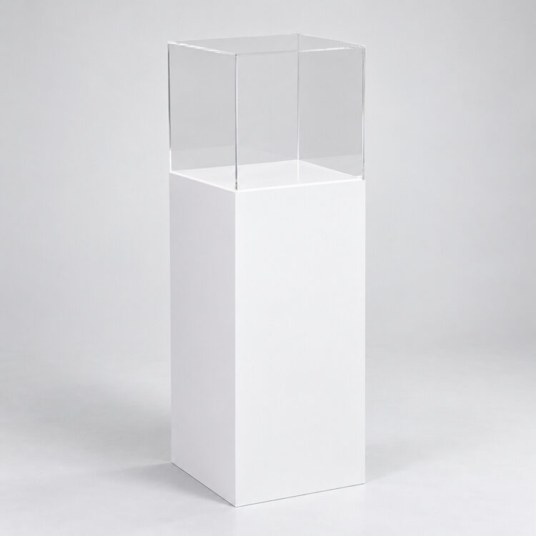 Minimalistyczny postument z plexi