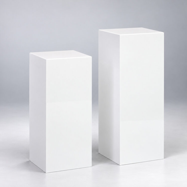 Minimalistyczne białe postumenty w studio