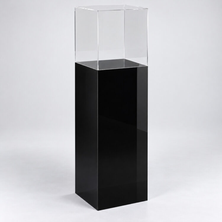 Minimalistowa gablota na czarnym postumencie