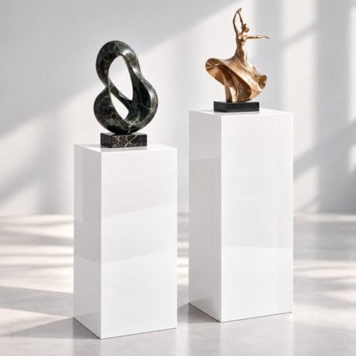 Minimalistyczna galeria z dwiema rzeźbami