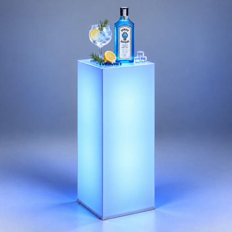 Gin z tonikiem na podświetlanym postumencie