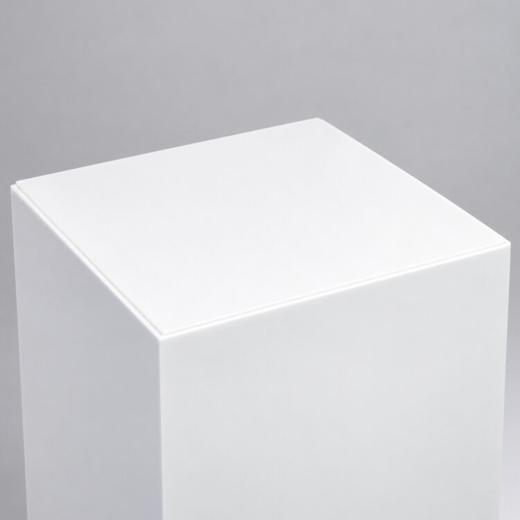 Minimalist biały postument studyjny