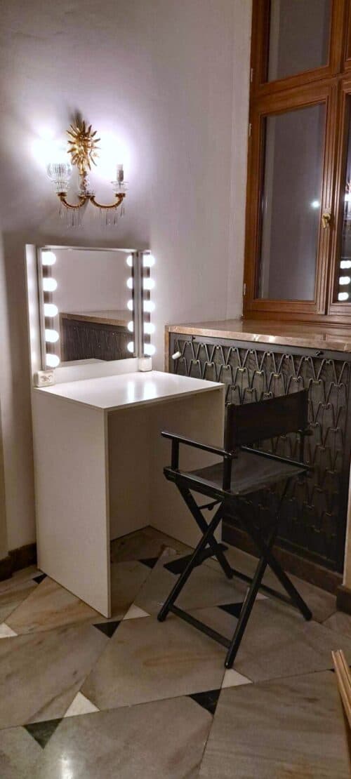 HOKER MAKE-UP